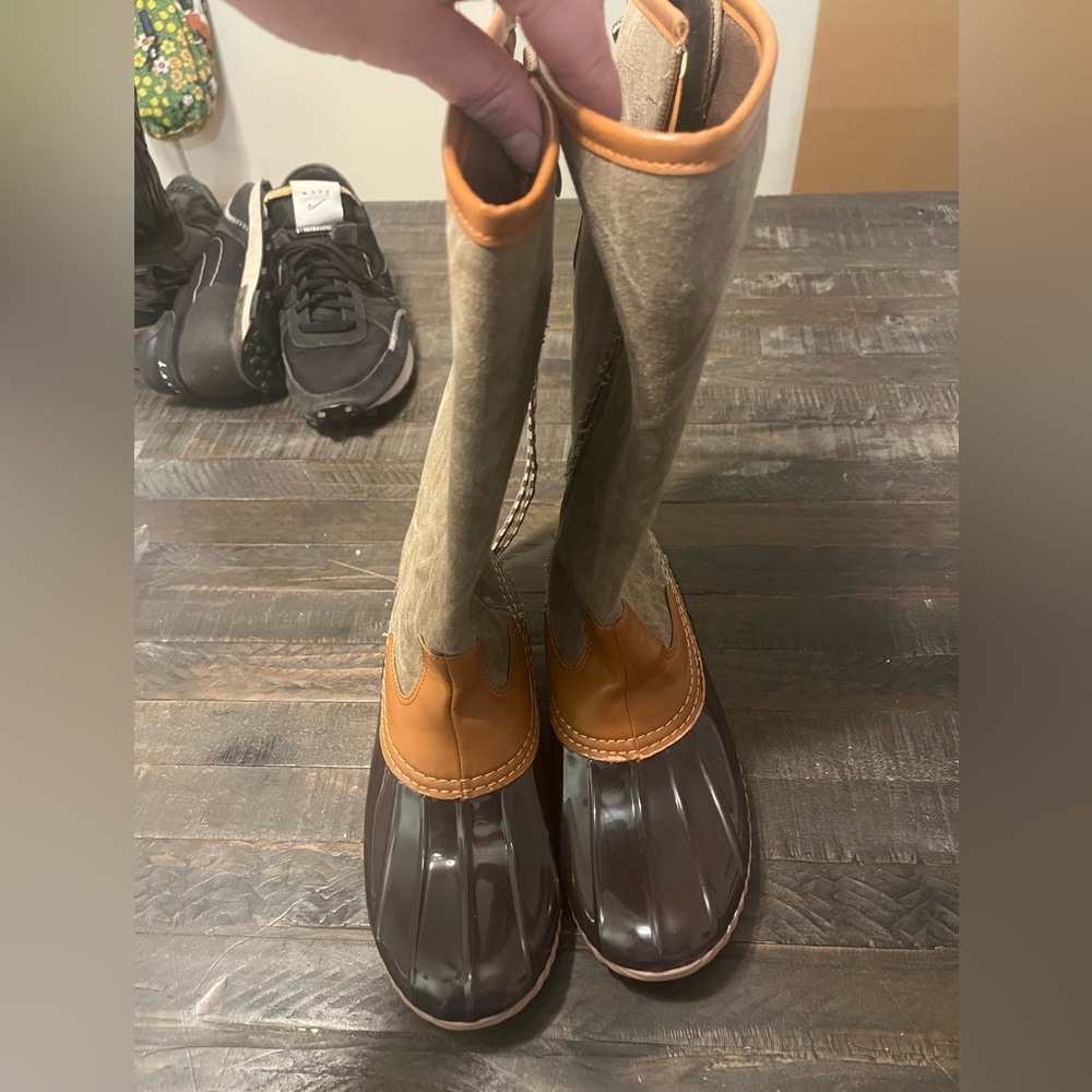 Avanti Women’s Brown and Tan Lace Up Duck Boots Size 9 NEW Condition